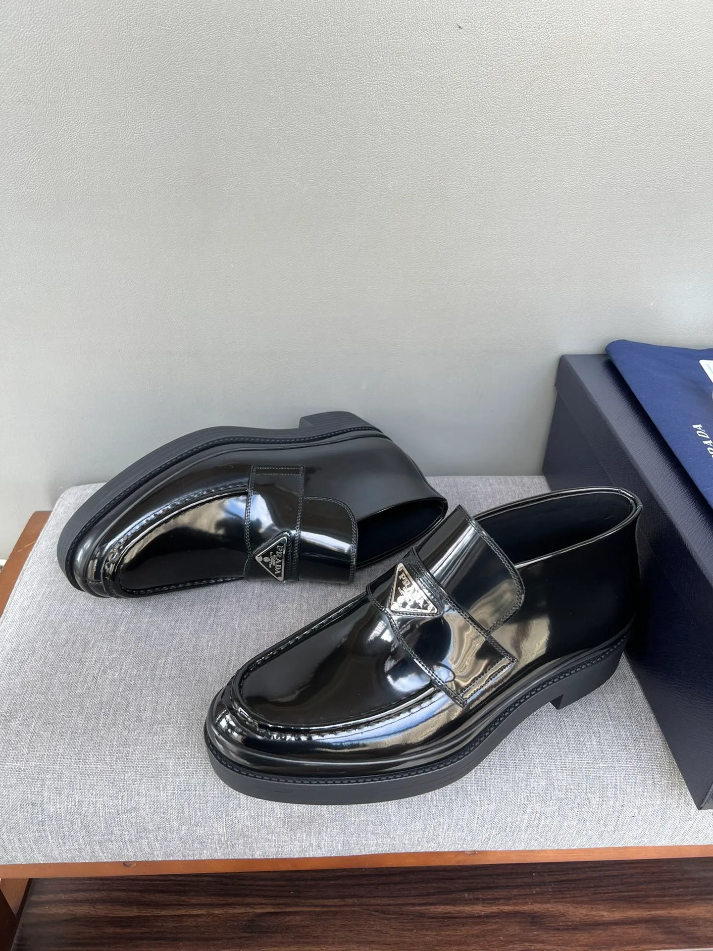 Batch of 1000💰Exclusive hot-selling new Prada Chelsea thick-soled men's shoes, naked boots, imported calf leather on the surface, cow leather on the lining, the outsole is made of private model TPU material, the frosted effect is consistent with the original version, 39-44 in stock (38, 45 custom-made, non-refundable)